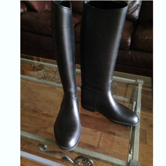 knee high rubber rain boots